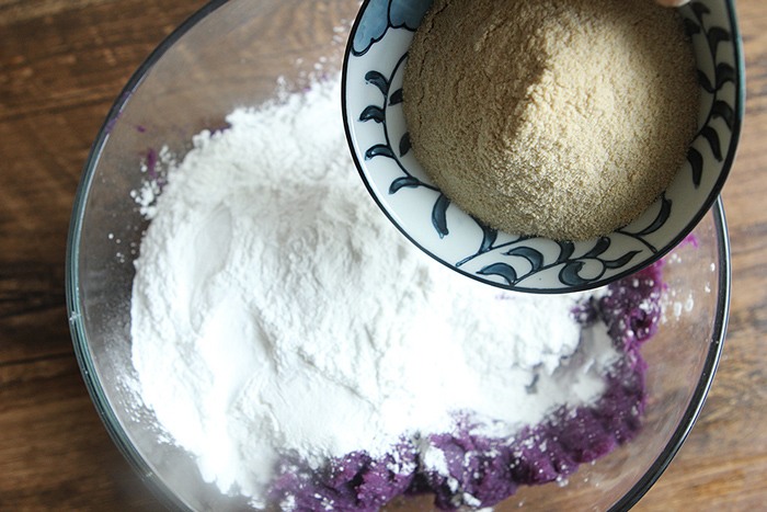 nha-con-vai-cu-khoai-lang-tim-vo-dam-lam-ngay-banh-tuyet-ngon-cho-ca-nha-an-sang-banh_khoai2-1619886552-840-width700height467 Nhà còn vài củ khoai lanɡ tím, vợ đảm làm ngay bánh tuyệt ngon cho cả nhà ăn ѕánɡ - 6