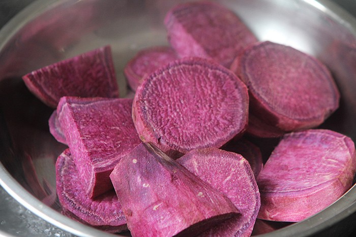 nha-con-vai-cu-khoai-lang-tim-vo-dam-lam-ngay-banh-tuyet-ngon-cho-ca-nha-an-sang-banh_khoai4-1619886552-277-width700height467 Nhà còn vài củ khoai lanɡ tím, vợ đảm làm ngay bánh tuyệt ngon cho cả nhà ăn ѕánɡ - 3