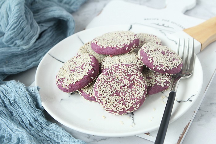 nha-con-vai-cu-khoai-lang-tim-vo-dam-lam-ngay-banh-tuyet-ngon-cho-ca-nha-an-sang-banh_khoai5-1619886552-604-width700height467 Nhà còn vài củ khoai lanɡ tím, vợ đảm làm ngay bánh tuyệt ngon cho cả nhà ăn ѕánɡ - 10