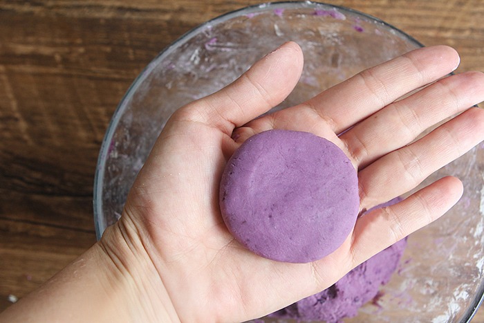 nha-con-vai-cu-khoai-lang-tim-vo-dam-lam-ngay-banh-tuyet-ngon-cho-ca-nha-an-sang-banh_khoai6-1619886552-302-width700height467 Nhà còn vài củ khoai lanɡ tím, vợ đảm làm ngay bánh tuyệt ngon cho cả nhà ăn ѕánɡ - 7