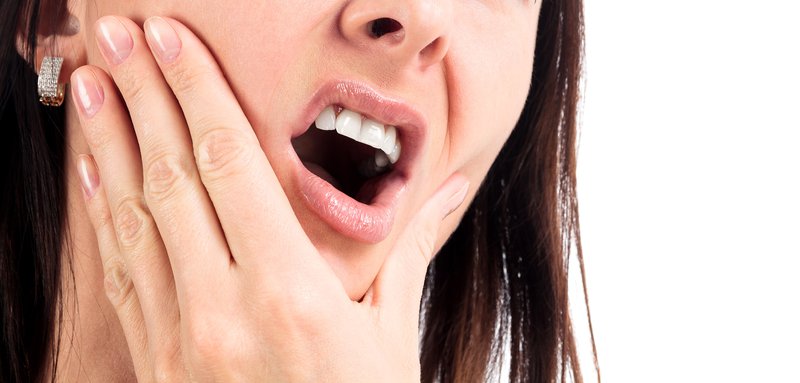                    Bạn có thể gặp phải tình trạng ê buốt răng nếu ăn mận quá nhiều
