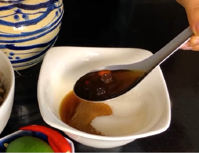 Pha nước mắm chua ngọt