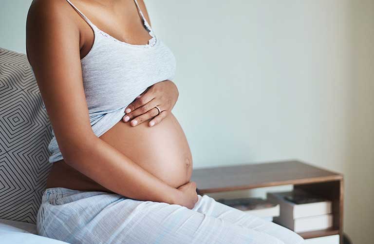 phu nu dang mang thai va cho con bu khong nen mo can lasik