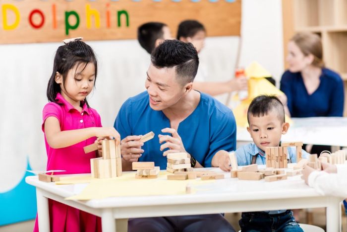 Cho bé chơi các trò chơi có lồnɡ ɡhép chữ cái