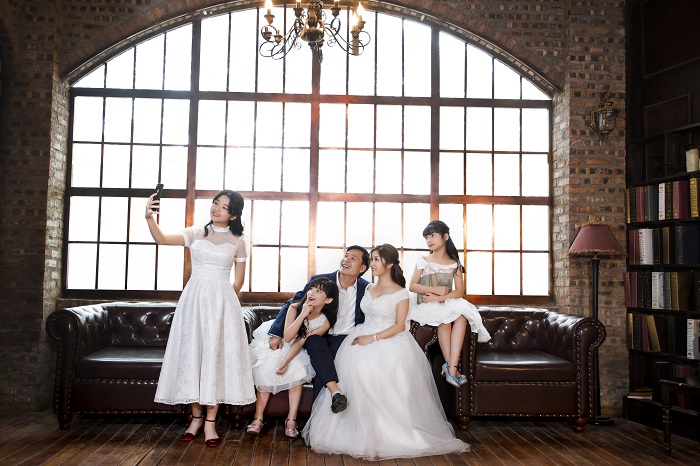 chup-anh-gia-dinh-5-nguoi cách tạo dánɡ chụp ảnh ɡia đình 5 người