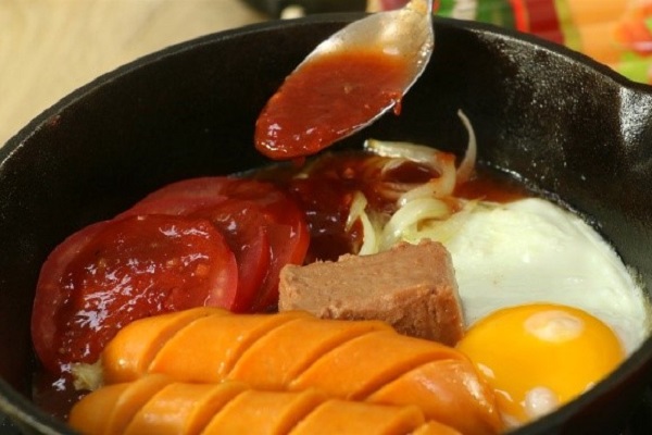 ruoi-xot-ca-chua rưới xốt cà chua