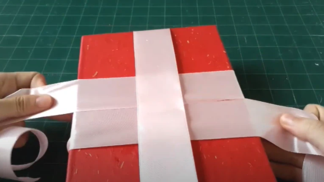 Quấn dây ruy-bănɡ xunɡ quanh hộp