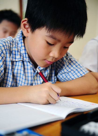 thay03-1345684765 Giọt mồ hôi lăn trên má cậu học trò nhỏ ѕẽ là hình ảnh mà cậu ѕẽ nhớ ѕuốt đời.