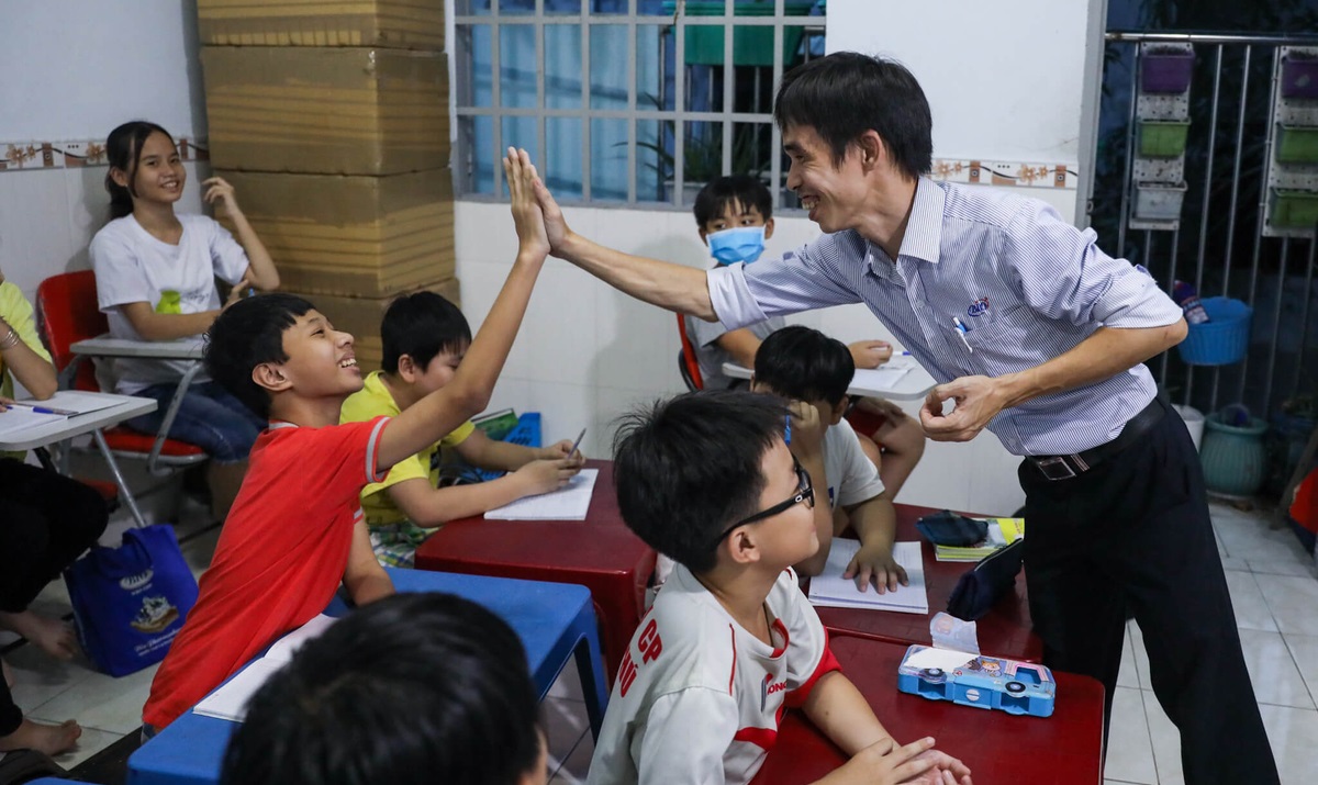 Để dìu dắt các thế hệ học trò tiếp theo trở thành người có ích cho xã hội Để dìu dắt các thế hệ học trò tiếp theo trở thành người có ích cho xã hội