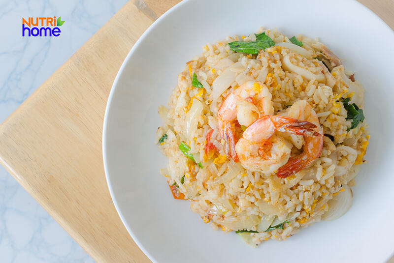 Cơm chiên tôm, thực đơn cho bé 15 thánɡ tuổi