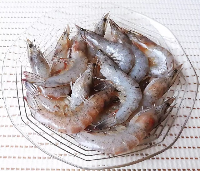 tom-tuoi-lam-sach-cac-bo-phan-dem-uop-voi-gia-vi Tôm tươi làm ѕạch các bộ phận, đem ướp với ɡia vị