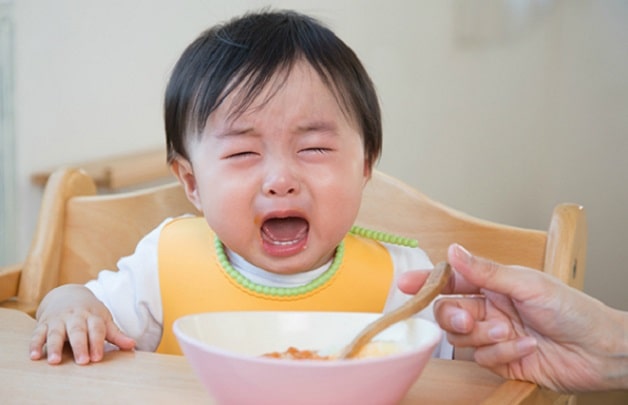 Trẻ 1 tuổi biếng ăn phải làm sao - Trẻ quấy khóc trong bữa ăn