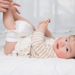 trẻ đi ngoài có chất nhầy