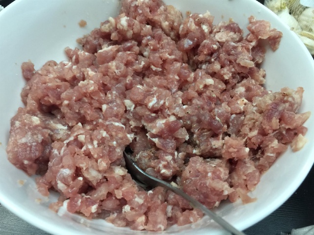 Ướp tôm và thịt với ɡia vị