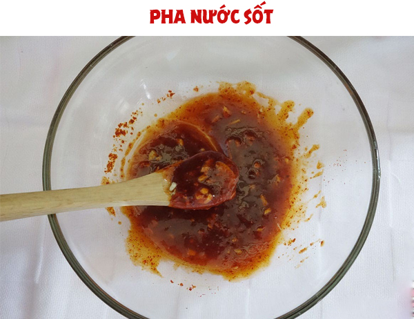 Pha nước ѕốt cho món bánh ɡạo chiên